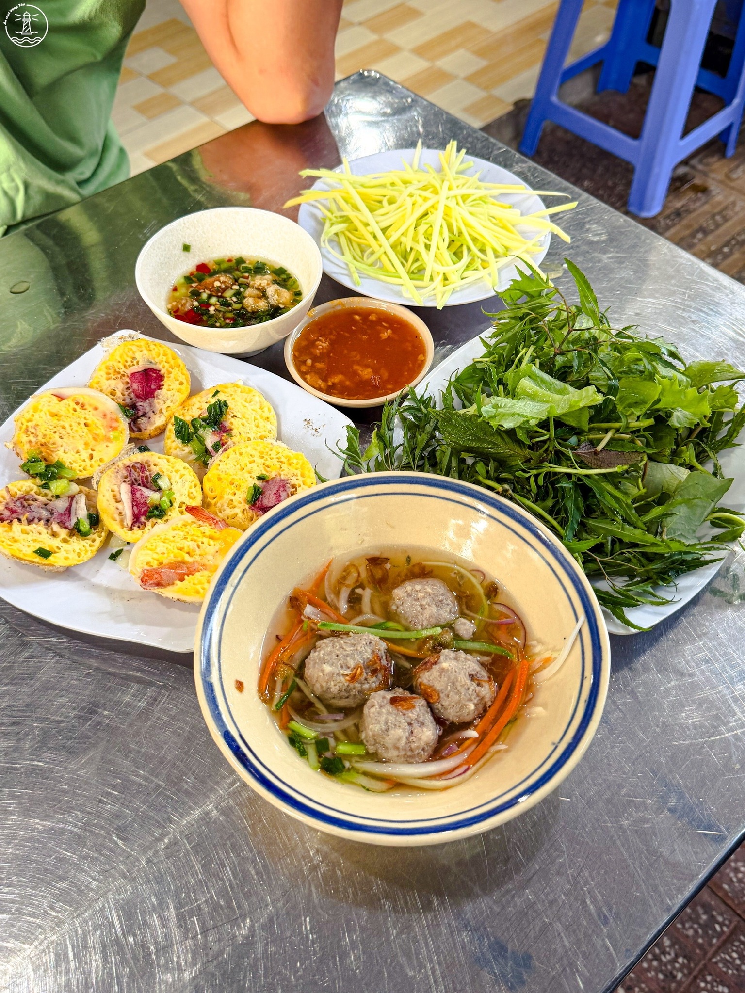 Bánh căn Nha Trang tại Vũng Tàu: Vị tôm mực tươi rói phố Tú Sương - hình 2