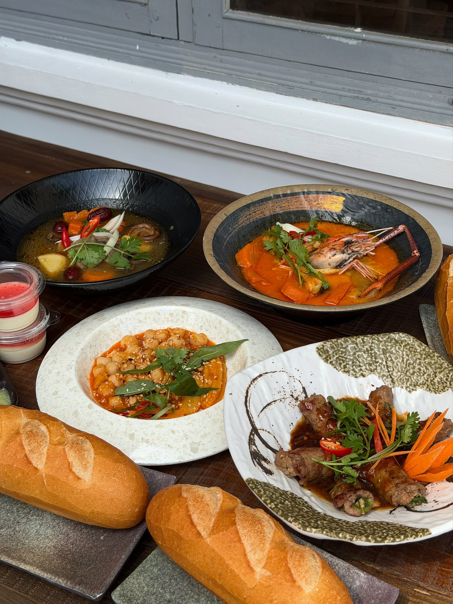 Bụi Dã quán Vũng Tàu: Bánh mì chấm và góc mộc gốm Chăm - hình 7