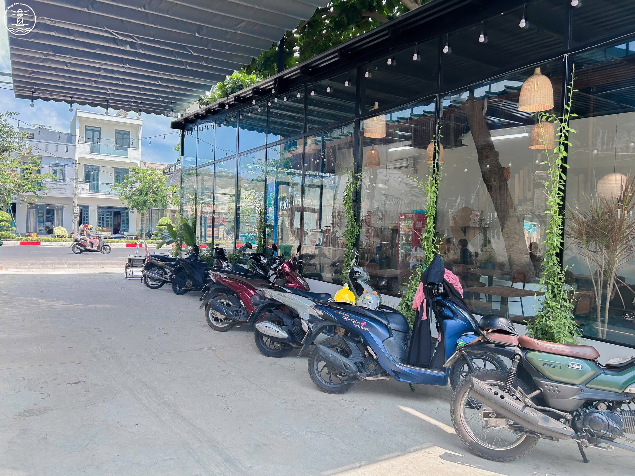 Coffee 96 Vũng Tàu: Trạm sạc xe điện và góc chill xuyên mái - hình 2