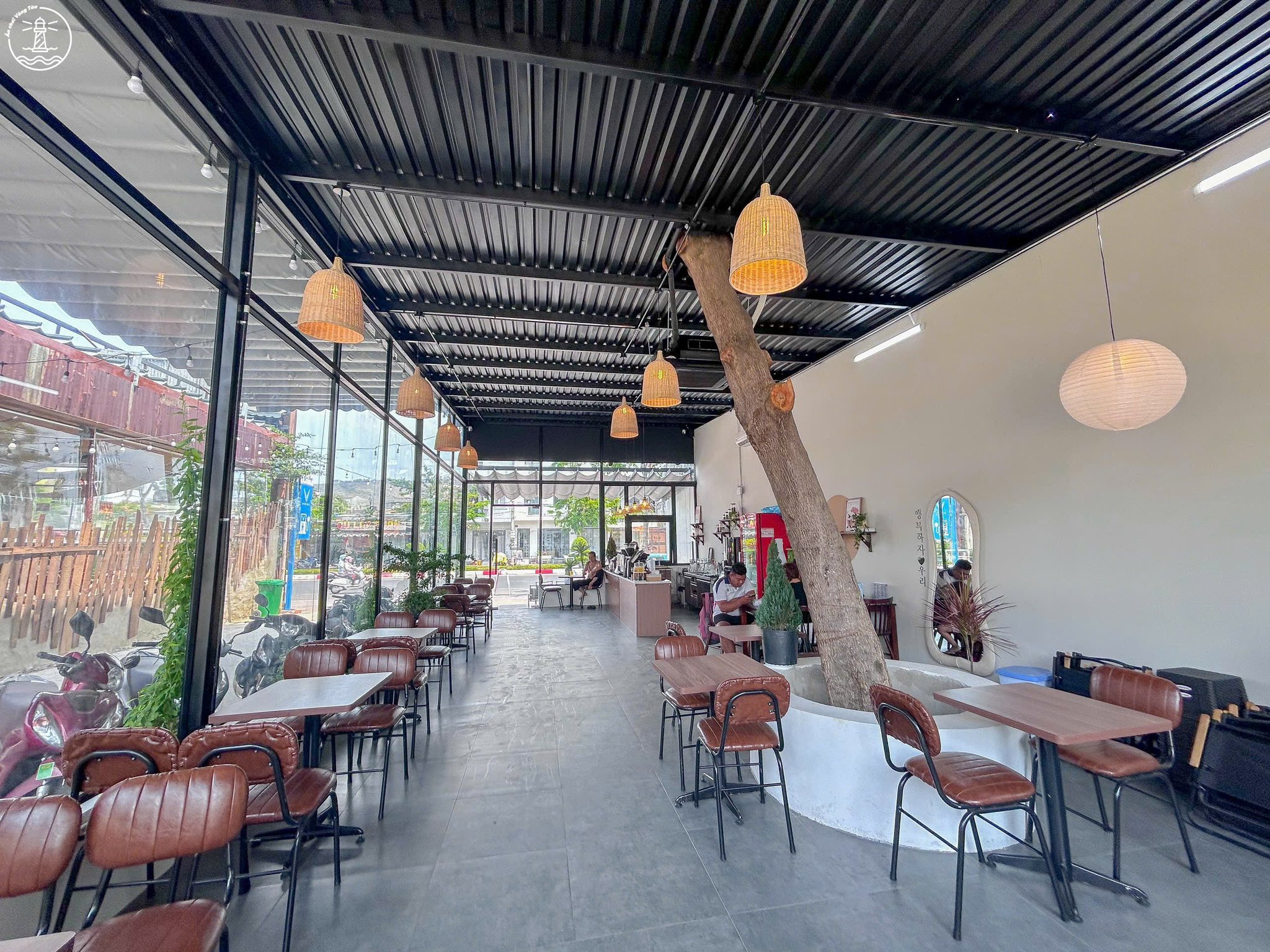 Coffee 96 Vũng Tàu: Trạm sạc xe điện và góc chill xuyên mái - hình 3
