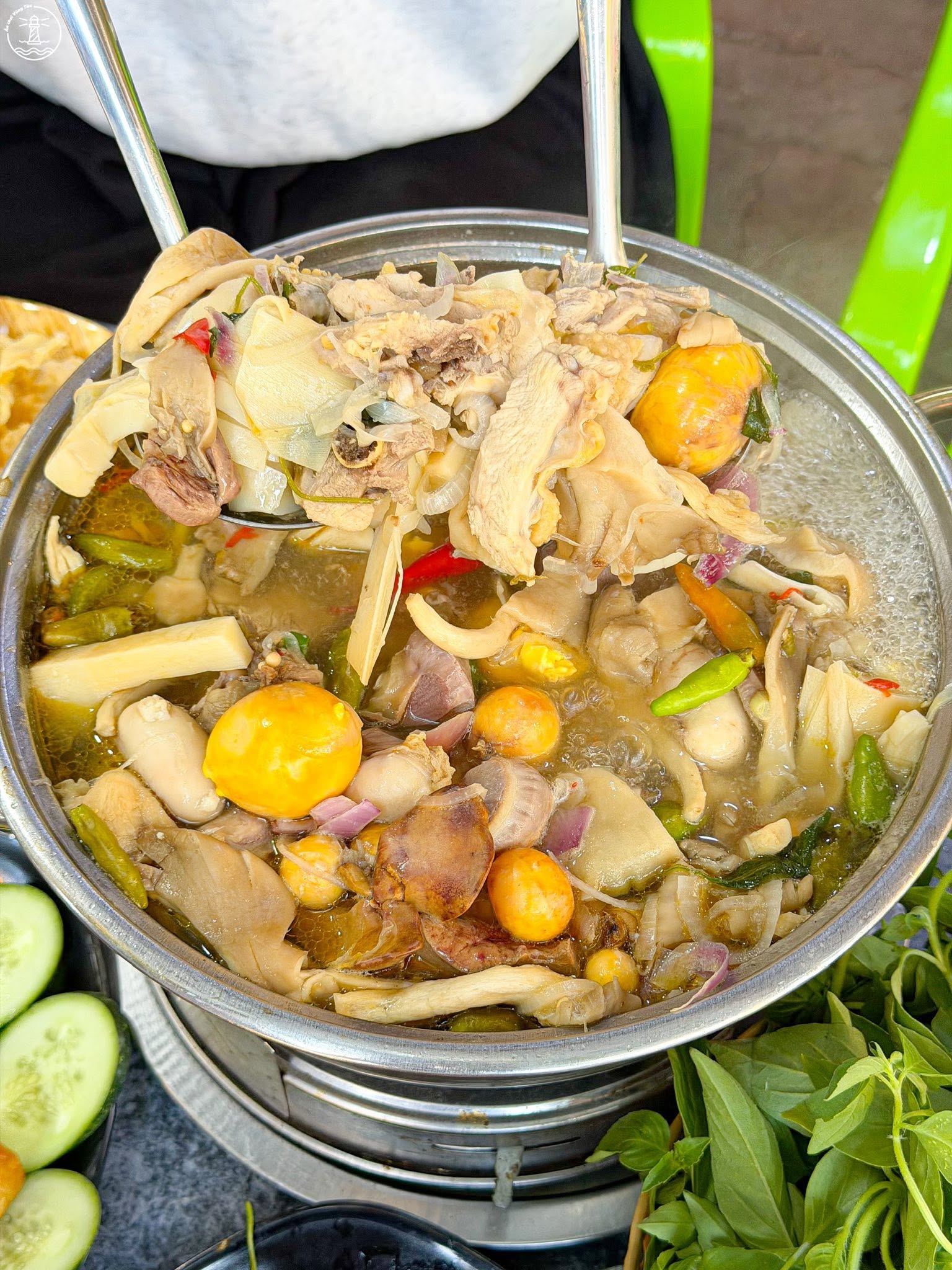 Lẩu gà lá é Nam Vương Vũng Tàu vị đậm đà cho hội mê ẩm thực - hình 6