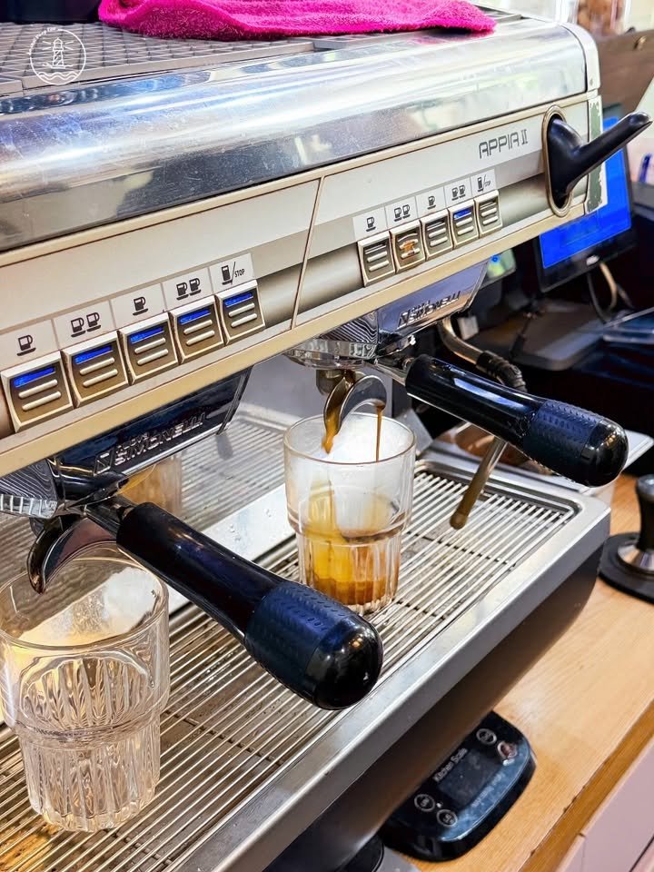 Tema Coffee Vũng Tàu: Góc xanh yên bình và Croissant kem lạ miệng - hình 2