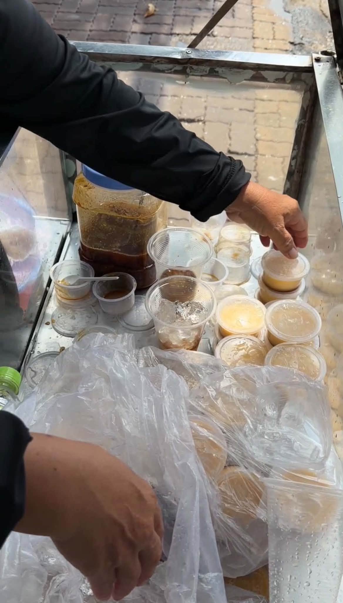 Bánh Flan Cô Sương Vũng Tàu: Vị béo ngậy từ xe đẩy 20 năm - hình 2