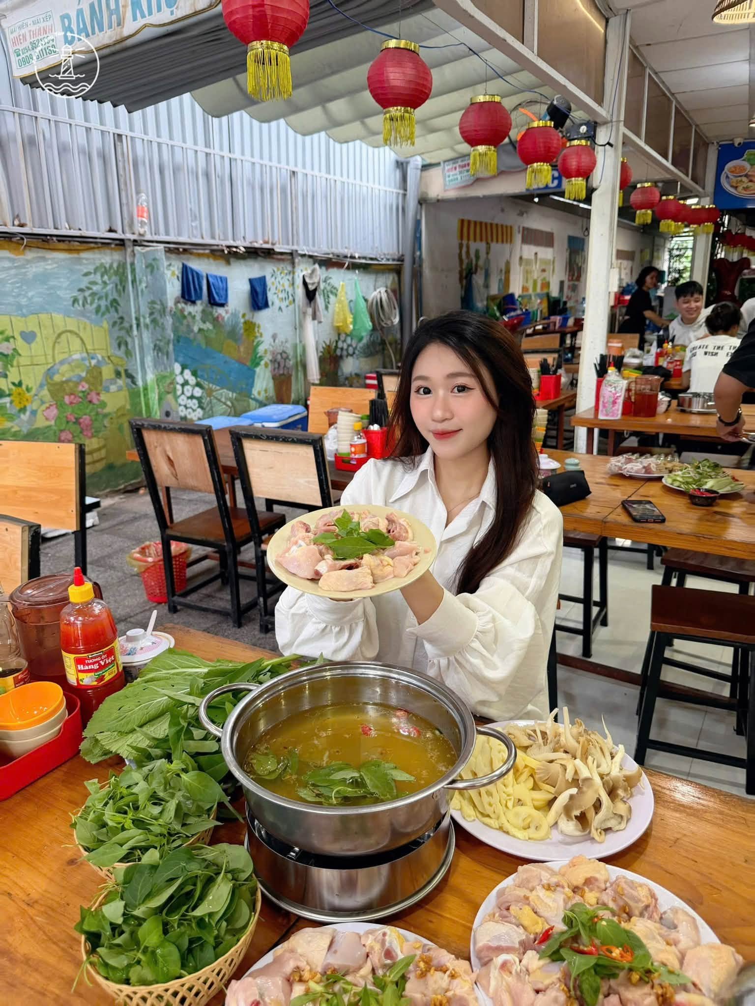 Bánh Khọt Quỳnh Vũng Tàu: Thử gà nướng lu và lẩu gà đậm vị - hình 3